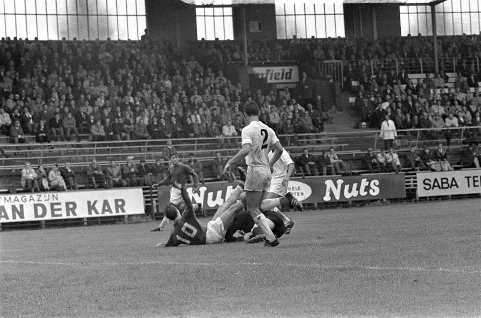 Ajax tegen Bulgaars selectieteam ZSCA 7-1, nummer 4 en 5 Jaap van Praag en Leo H, Bestanddeelnr 919-4314