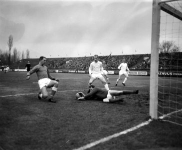 Ajax tegen Volendam 2-3, vlnr J Schilder (Volendam Vesters (Ajax), keeper K, Bestanddeelnr 916-2440