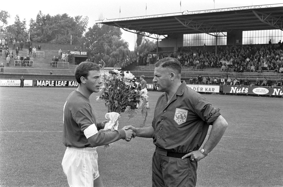 Ajax tegen Bulgaars selectieteam ZSCA 7-1, Frits Soeteko geeft Leo Horn bloemen, Bestanddeelnr 919-4312