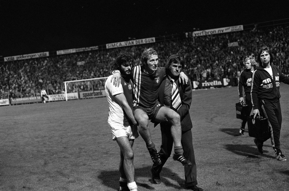 Ajax tegen Twente 1-1, Hulshoff (links) draagt Jeuring van veld af, Bestanddeelnr 926-6710