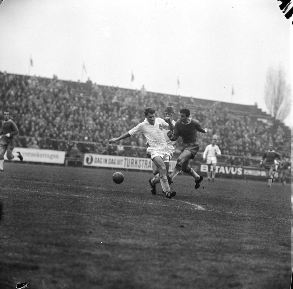 Ajax tegen Telstar 0-2, Brom (Telstar) in duel met Soutekouw (Ajax), Bestanddeelnr 917-0843