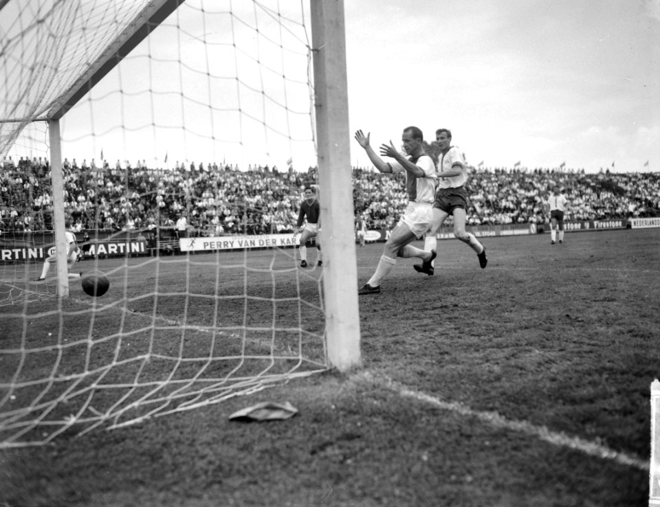 Ajax tegen Tasmania 5-1 Cees Groot maakt eerste doelpunt, Bestanddeelnr 915-3193