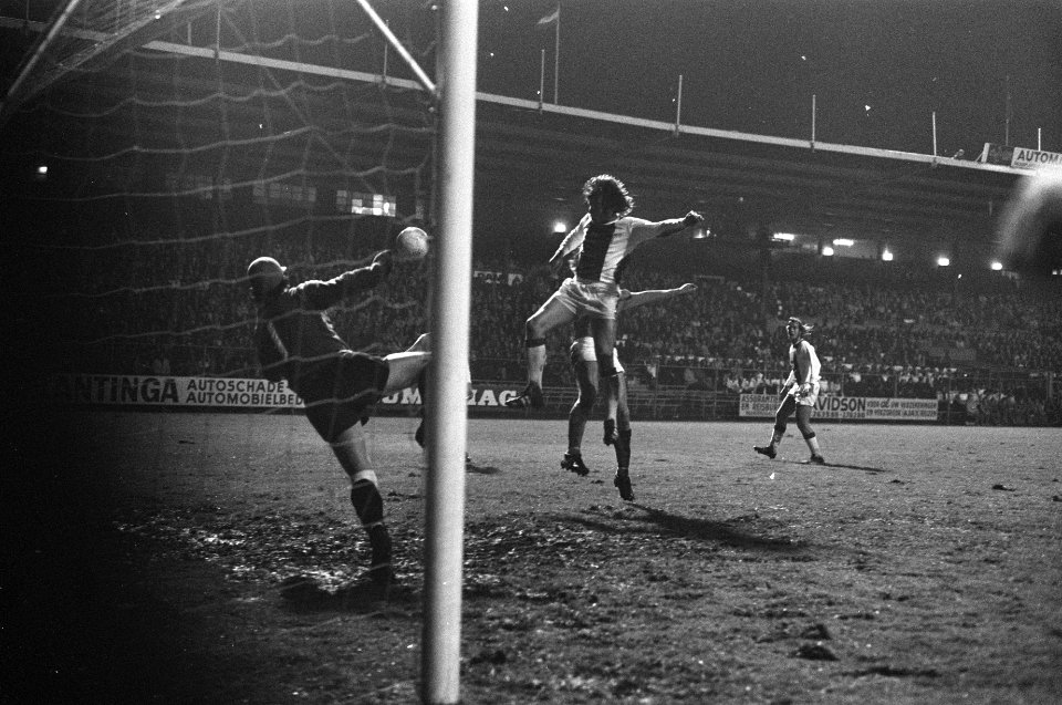 Ajax tegen Volendam 2-0, halve finale KNVB beker Van Dijk scoort 1-0, Bestanddeelnr 925-5196