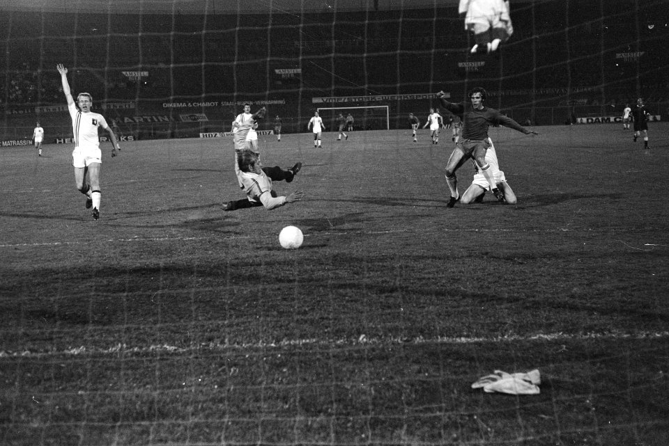 Ajax tegen Twente 4-0 in Olympisch Stadion in halve finale KNVB-beker doelpunt , Bestanddeelnr 923-5249