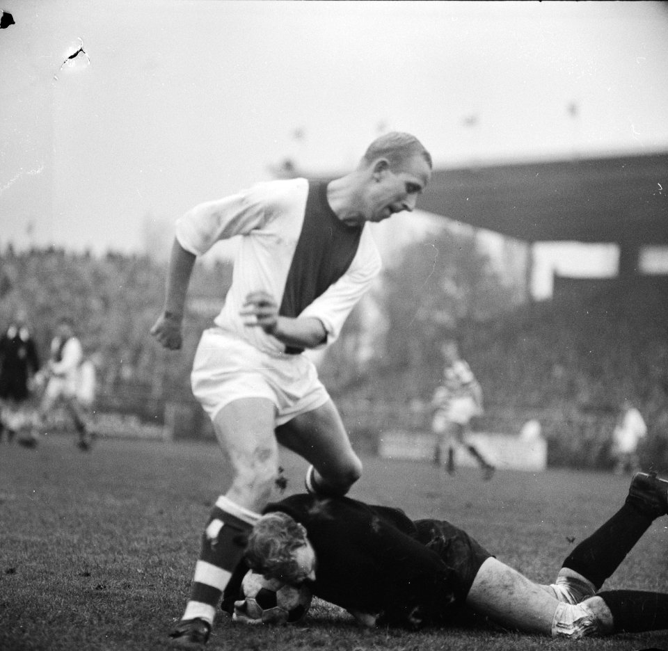 Ajax tegen Blauw-Wit 3-0, H Groot in duel met doelman Van Heeswijk, Bestanddeelnr 914-4757