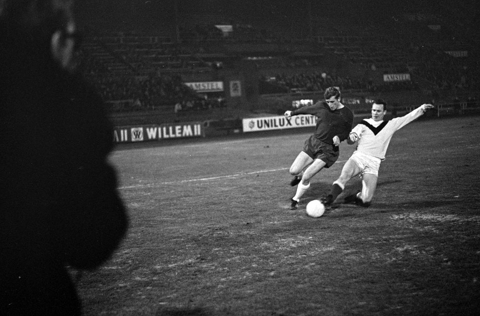 Ajax tegen Veendam, J. Swart (links) en Blijman, Bestanddeelnr 918-9271