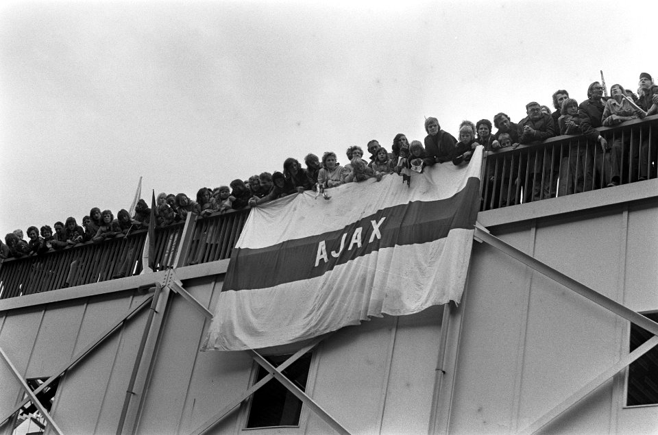Ajax komt aan op Schiphol met de Europacup, supporters op Schiphol, Bestanddeelnr 926-4485