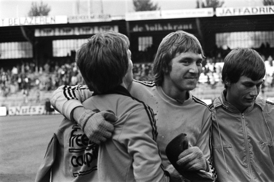 Ajax tegen Volendam 1-2, keeper Hoogland (midden) wordt na afloop gefeliciteerd, Bestanddeelnr 929-3726