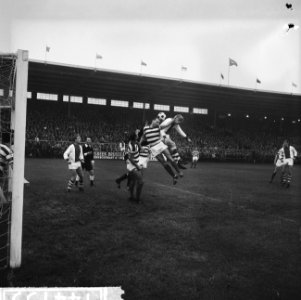 Ajax tegen Blauw-Wit 3-0, op de grond Hughes, in de lucht Roye en H Groot, Bestanddeelnr 914-4755