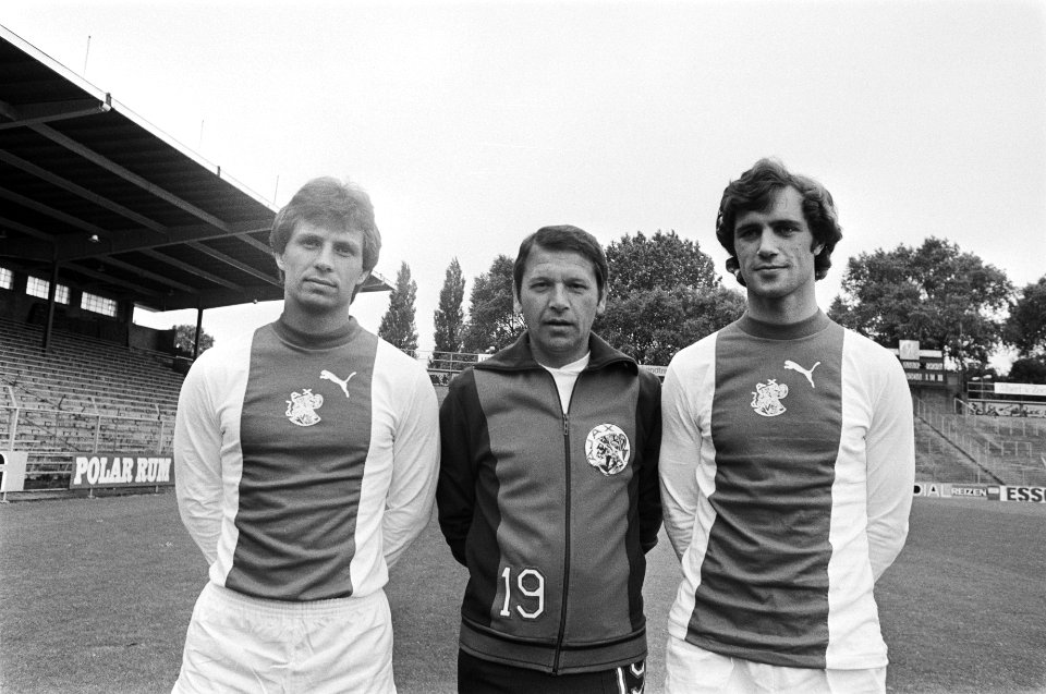 Ajax presenteert nieuwe selectie (Amsterdam) Lubecke, Evertse en Ivic, Bestanddeelnr 929-2667