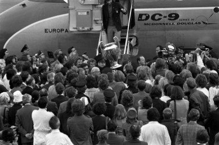 Ajax komt aan op Schiphol met de Europacup, Bestanddeelnr 926-4477