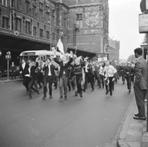 Ajax kampioen, supporters bij Centraal Station, Bestanddeelnr 919-1558