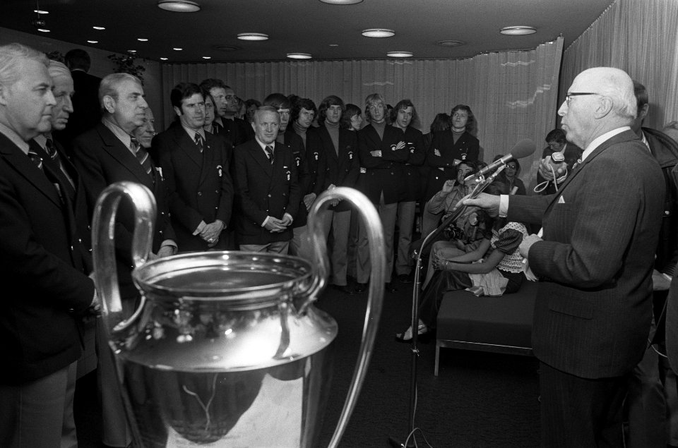 Ajax komt aan op Schiphol met de Europacup, Bestanddeelnr 926-4478