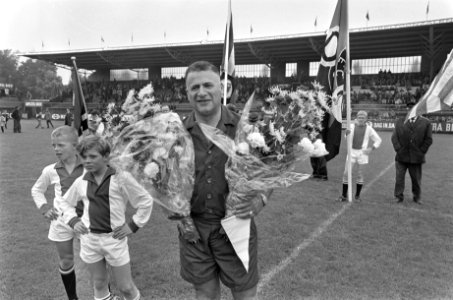 Ajax tegen Bulgaars selectieteam ZSCA 7-1, Leo Horn met bloemen floot laatste we, Bestanddeelnr 919-4311