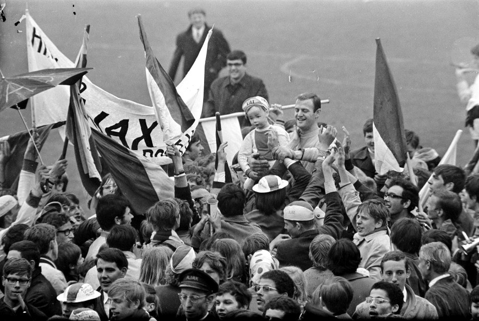 Ajax tegen ADO 2-1. Aanvoerder Gert Bals op schouder van supporters met Ajax-pop, Bestanddeelnr 921-3888