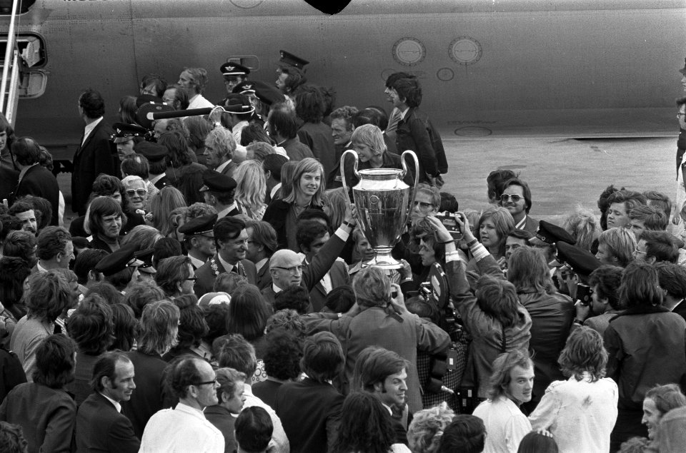 Ajax komt aan op Schiphol met de Europacup, drukte bij aankomst, Bestanddeelnr 926-4473