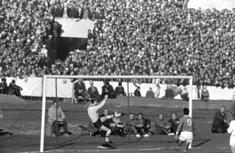 Ajax tegen Benfica 3-0, beslissingswedstrijd kwartfinale Europacup I te Parijs s, Bestanddeelnr 922-1698