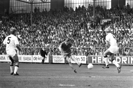 Ajax tegen Borussia Mönchengladbach 4-3, Arnold Mühren in actie, Bestanddeelnr 924-7977