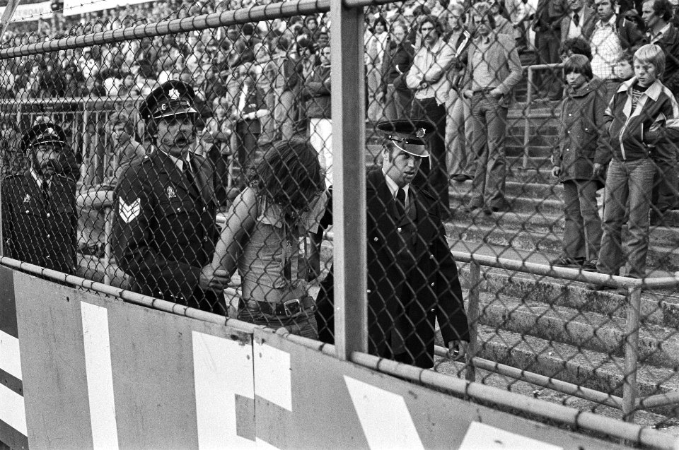 Ajax tegen Borussia Dortmund politie grijpt in bij vechtpartijen, Bestanddeelnr 929-2906