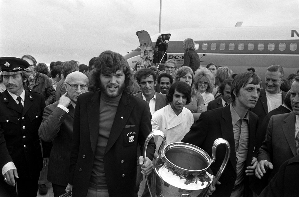 Ajax komt aan op Schiphol met de Europacup, Bestanddeelnr 926-4476