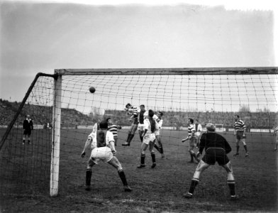 Ajax tegen Blauw-Wit 4-2, spelmoment met Engelander en Ouderland, Bestanddeelnr 909-9945