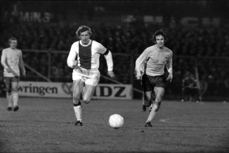 Ajax tegen Arsenal 2-1, kwartfinale Europacup I Piet Keizer (links) in actie, Bestanddeelnr 925-4427