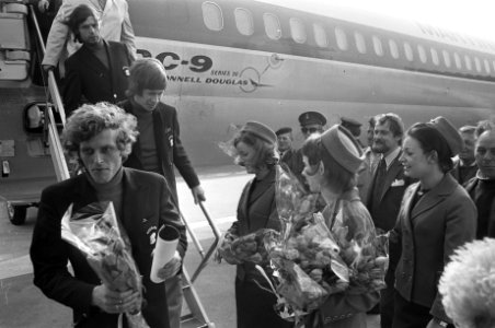 Ajax keert terug uit Lissabon op Schiphol, van voor naar achter Keizer, Mühren e, Bestanddeelnr 925-5455