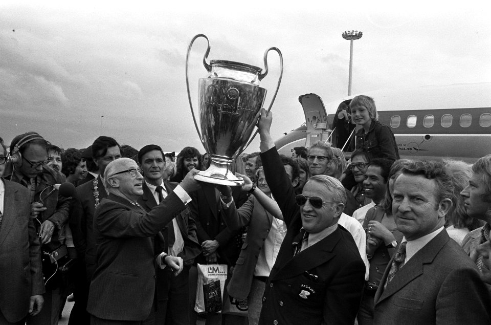 Ajax komt aan op Schiphol met de Europacup, Samkalden en Kovacs (rechts) met bek, Bestanddeelnr 926-4475