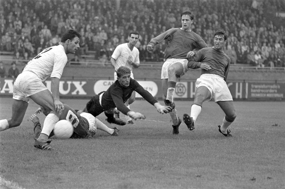 Ajax tegen Bulgaars selectieteam ZSCA 7-1, Cruijff scoort, uiterst rechts Swart,, Bestanddeelnr 919-4310