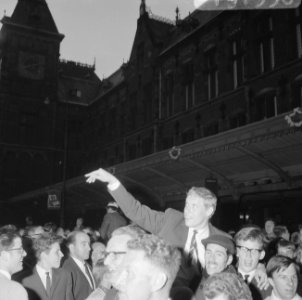 Ajax kampioen, Tonnie Pronk op schouders supporters bij Centraal Station, Bestanddeelnr 919-1556