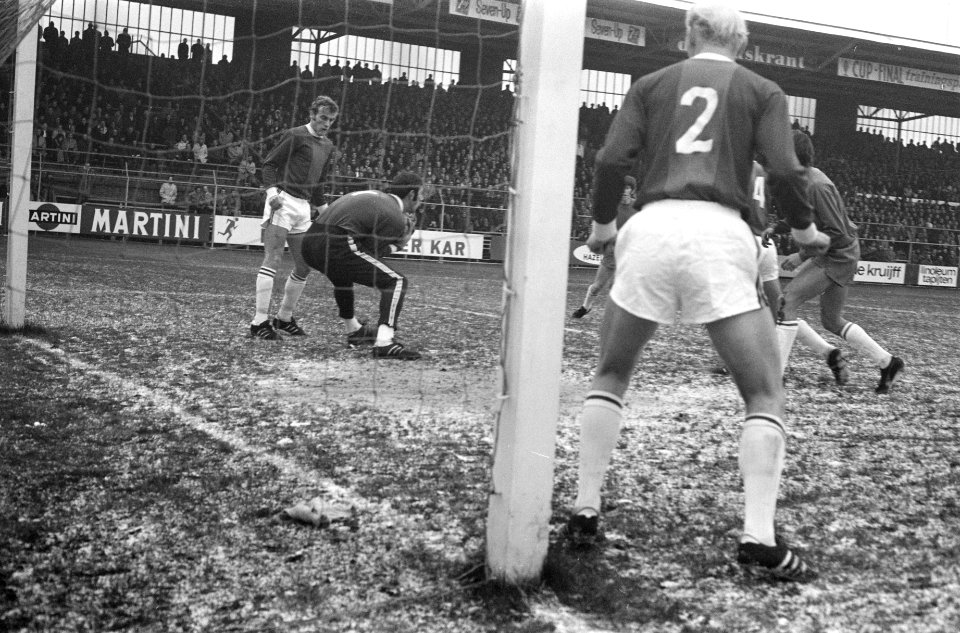 Ajax tegen ADO 2-1. Van Dijk en Weimar (ADO) in aktie, Mühren kijkt toe, Bestanddeelnr 923-0560