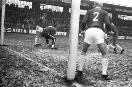 Ajax tegen ADO 2-1. Van Dijk en Weimar (ADO) in aktie, Mühren kijkt toe, Bestanddeelnr 923-0560