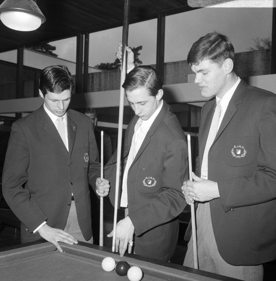 Ajax in KNVB-sportcentrum Zeist, biljarten Suurbier, Cruijff en Hulshof, Bestanddeelnr 920-1187