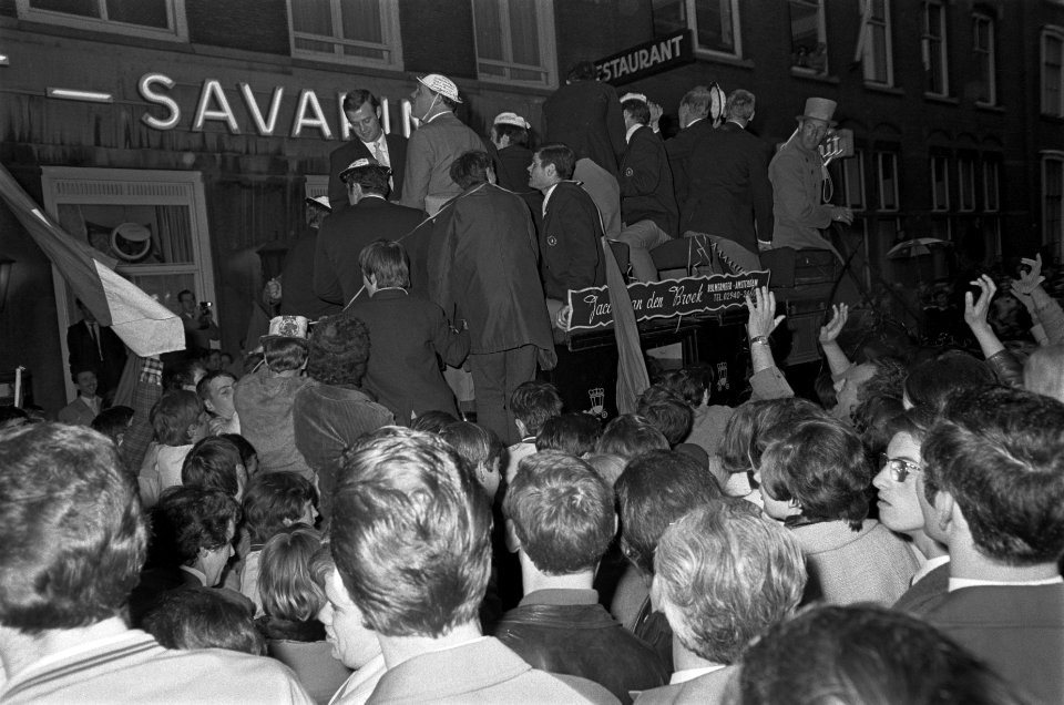Ajax kampioen, rondrit door de stad in koets bij Marktplein, Bestanddeelnr 921-3900
