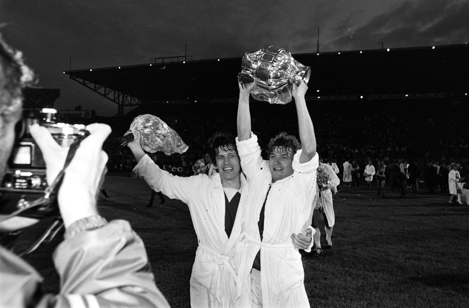 Ajax tegen AZ67 KNVB bekerfinale 1-3 AZ-aanvoerder Jan Peters (r) met beker, Bestanddeelnr 931-5141