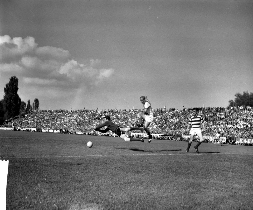 Ajax tegen Blauw-Wit 2-2. Doelman Conrad (Blauw-Wit) en Henk Groot, Bestanddeelnr 912-9950