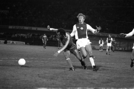 Ajax tegen AZ67 1-2, 7a en 8a Kurt Welzl met Schoenake (Ajax), Bestanddeelnr 931-0925