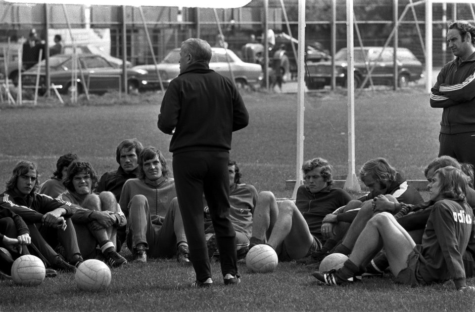 Ajax elftal traint voor wedstrijd tegen Dynamo Dresden Amsterdam, Bestanddeelnr 924-9315