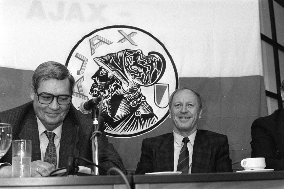 Ajax nieuwe hoofdtrainer Kurt Linder (r) en voorzitter Ton Harmsen tijdens persc, Bestanddeelnr 934-2071