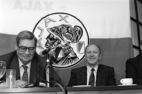 Ajax nieuwe hoofdtrainer Kurt Linder (r) en voorzitter Ton Harmsen tijdens persc, Bestanddeelnr 934-2071