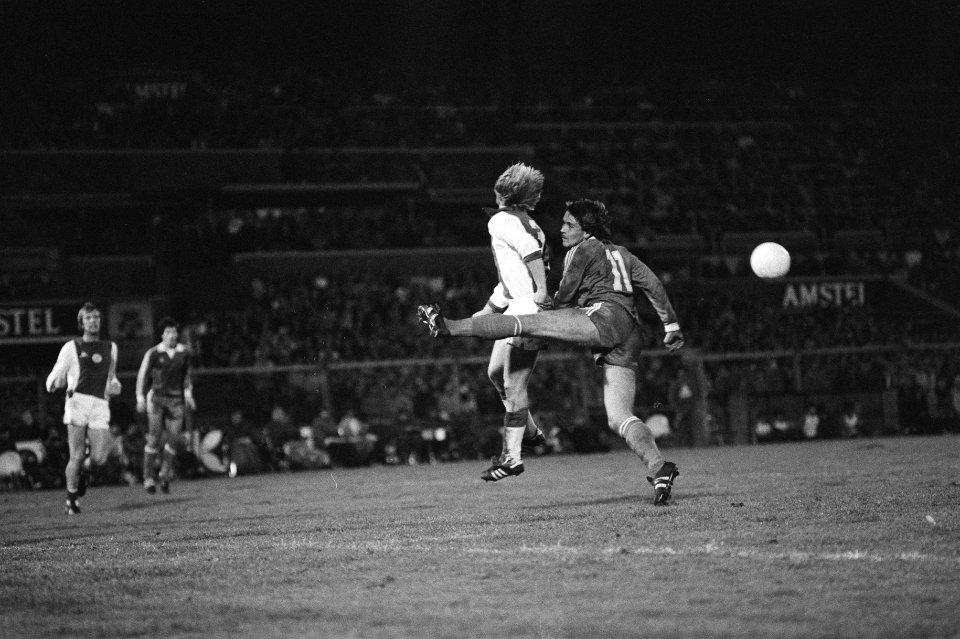 Ajax tegen AZ67 1-2, 7a en 8a Kurt Welzl met Schoenake (Ajax), Bestanddeelnr 931-0926