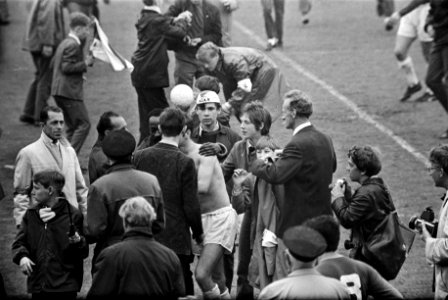 Ajax tegen ADO 2-1. Gert Bals tussen supporters, Bestanddeelnr 921-3895