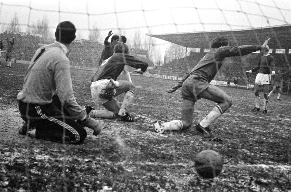 Ajax tegen ADO 2-1. Swart scoorde eerste doelpunt. Cruijff rent juichend weg, ke, Bestanddeelnr 923-0554