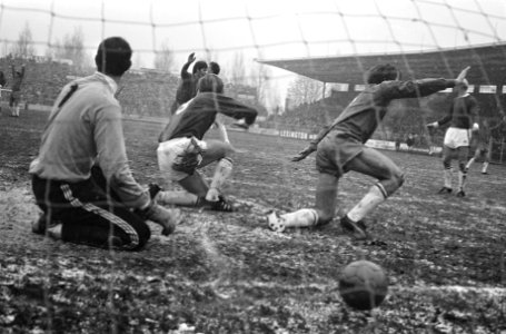 Ajax tegen ADO 2-1. Swart scoorde eerste doelpunt. Cruijff rent juichend weg, ke, Bestanddeelnr 923-0554
