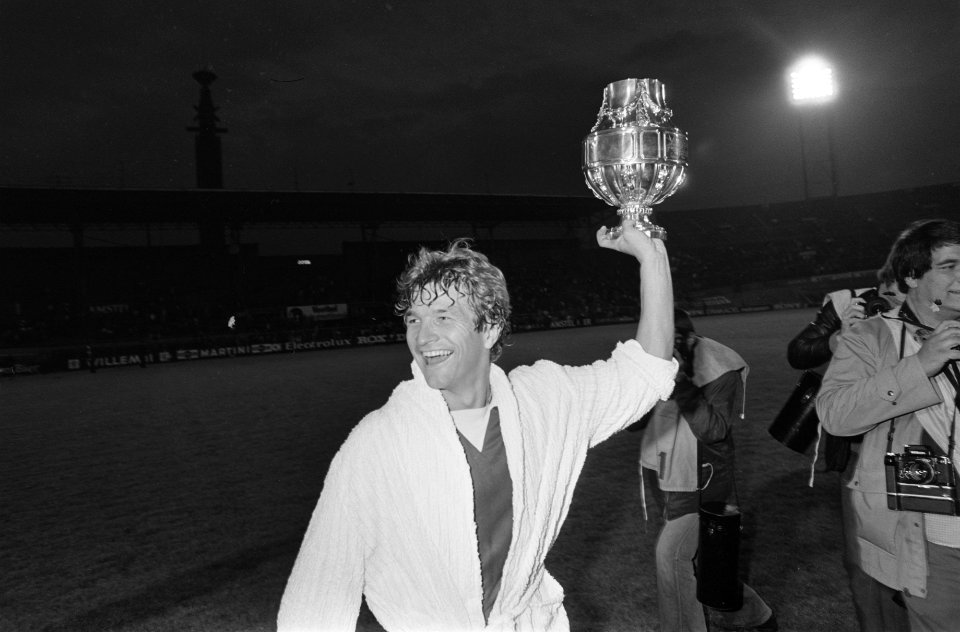 Ajax tegen AZ67 KNVB bekerfinale 1-3 spelers van AZ6 met de beker, Bestanddeelnr 931-5142