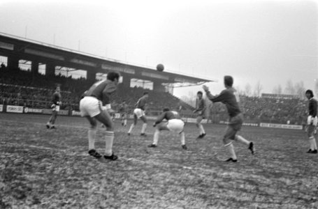 Ajax tegen ADO 2-1. Van Dijk en Weimar (ADO) in aktie, Mühren kijkt toe, Bestanddeelnr 923-0562