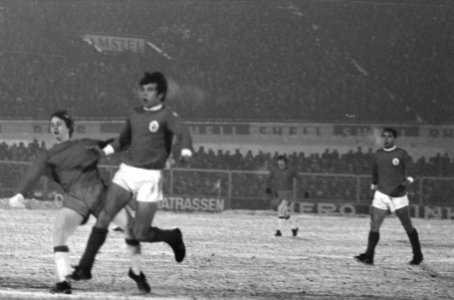Ajax tegen Benfica 1-3, (kwartfinale Europacup I ) keeper Henrique (op de rug ge, Bestanddeelnr 922-0987