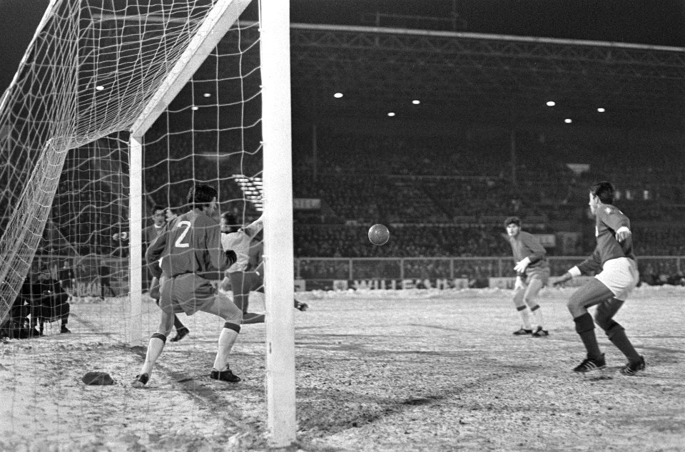 Ajax tegen Benfica 1-3, (kwartfinale Europacup I ) nr. 3 Augusto ( nr. 15 ) he, Bestanddeelnr 922-0976