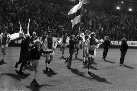 Ajax tegen AZ67 3-0, afscheid van trainer Kovacs, speler maken ereronde, Ajax of, Bestanddeelnr 926-4224