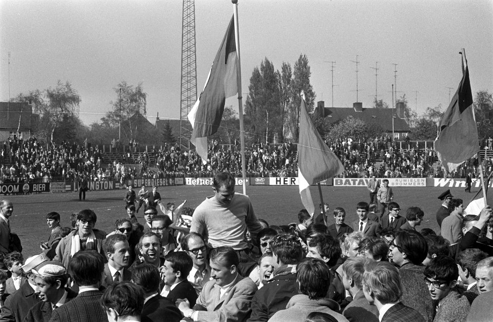 Ajax kampioen, Gert Bals op schouders, Bestanddeelnr 920-2839
